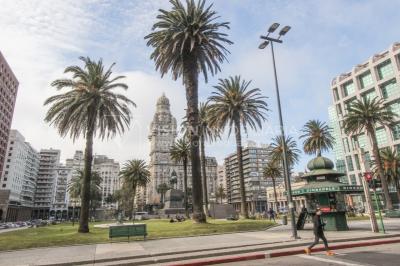 Alquiler de Oficina doble 5to Piso al Frente, 60m2 dos entradas dos baños, Pza Independencia esq Juncal Centro Ciudad Vieja