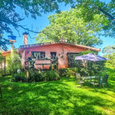 Venta de Casa / Chacra en Lagos del Norte, Rivera. 1.769 m2 de Terreno y 137 m2 Construidos. Piscina. Casa en una planta, Construcción Tradicional con Tejas. 4 dormitorios y 2 baños completos. Gran estufa a Leña. U$ 115.000 dólares