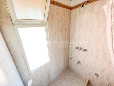 Venta de Casa en Santa Lucia del Este: 2 Dorm. y Baño, más Apto. 1 Dorm. y Baño. Estufa a Leña, Parrillero, Jardín, Fondo, Cochera Porsche, Cerco. 554 m2 de Terreno, 125 m2 construidos. a 150 mts de la Rambla. Se vende Totalmente Amueblada y Equipada