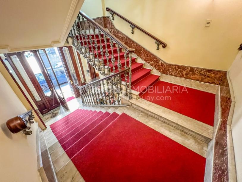 Oportunidad de Inversión: Venta de Mansión de 1905 de prestancia Señorial. Son 676 m2 en 2 plantas. Inmaculada, gran nivel. Amueblada. Ciudad Vieja. Terreno de 393 m2. Fachada de 10,5 mts. por calle Misiones. Protección Patrimonial grado 3 - U$ 507.1-31