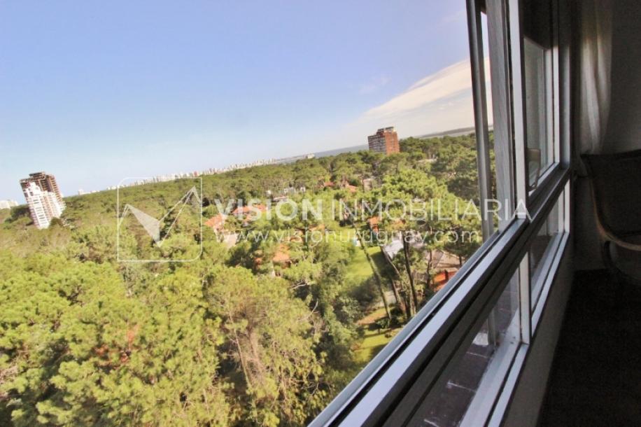 Apartamento en piso alto, 2 dorm. y servicio, muy amplios ambientes 118m2 con amenities y gran confort.-39