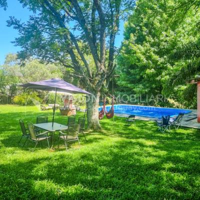 Venta de Casa / Chacra en Lagos del Norte, Rivera. 1.769 m2 de Terreno y 137 m2 Construidos. Piscina. Casa en una planta, Construcción Tradicional con Tejas. 4 dormitorios y 2 baños completos. Gran estufa a Leña. U$ 115.000 dólares