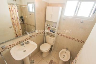 Apartamento en Pocitos, 2 dormitorios y 1 baño, Al Frente, 400 mts de Rambla, con Estufa a Leña y con Balcón - U$ 175.000