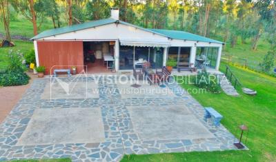 Chacra de 15 hás con el confort de hermosa casa reciclada, barbacoa y piscina climatizada.