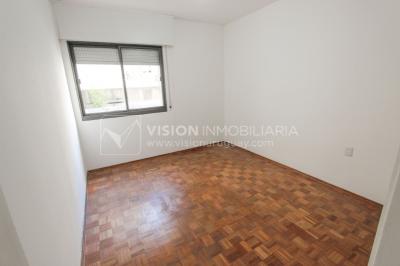 Apto Pocitos esq. Rambla, 3 Dorm 2 Baños, Cocina definida, 2do Piso al Frente, Garaje.