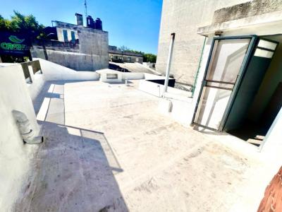 Apartamento Duplex en Venta ideal Renta. Al frente, 4 Dormitorios y 2 Baños, La Unión sobre Av. 8 de Octubre, Piso 1 por escalera, reciclado, impecable para entrar ya. 204 m2 totales 111 m2 interiores + 93 m2 Terrazas. Parrillero.