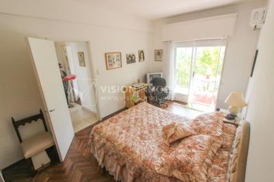 Apartamento en Pocitos, 2 dormitorios y 1 baño, Al Frente, 400 mts de Rambla, con Estufa a Leña y con Balcón - U$ 175.000