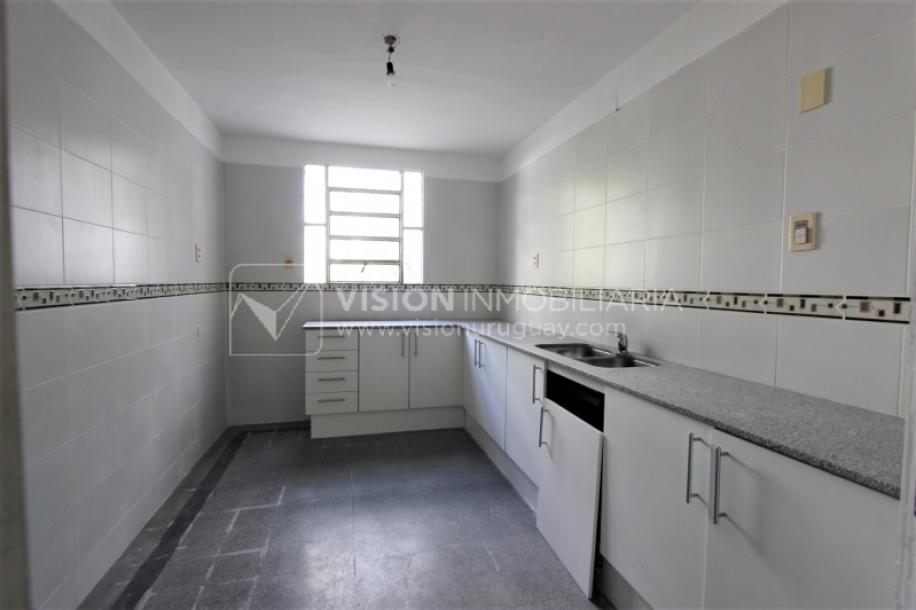 Padrón único de 641m2 en Pocitos con Casa de 13 ambientes, 302m2 construidos.-27