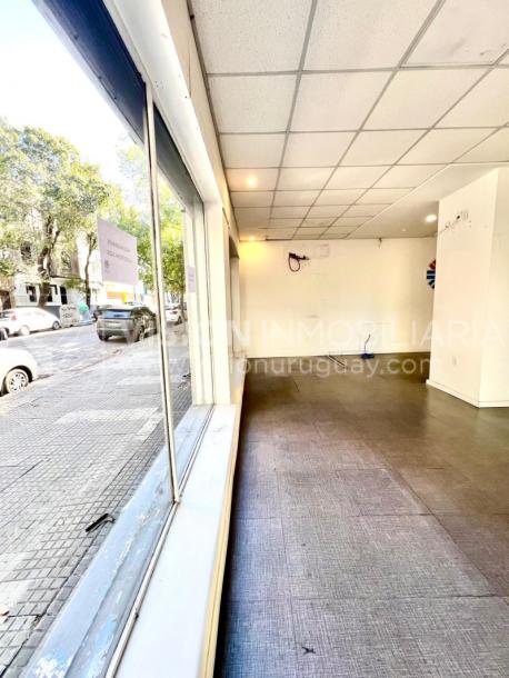Oportunidad Alquiler de Local Comercial en la Esquina de Av Gral Rivera y Mario Cassinoni casi Bvar Artigas. $100.000 pesos mensuales, sin GC. Son 95 m2, Planta Baja.-18