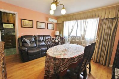 Apartamento con Renta al frente sobre Av. 8 de Octubre casi Propios, en 5to Piso, 3 dormitorios y 1 baño, impecable