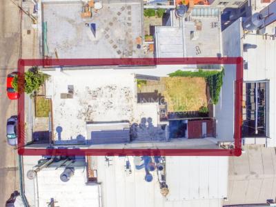 Padrón Único de 280 m2 en Punta Carretas a 50 mts. de Rambla. 132 m2 construidos. Ideal para proyectar su casa, edificio de 3 o 4 pisos, empresa, local gastronómico o restaurante, clínica, instituto u otro. Originalmente 2 dorm y 2 baños, garaje, pat