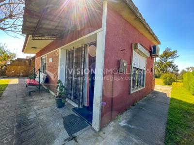 Venta conjunta de Dos Casas independientes en un gran terreno de 622 m2, una de 2 Dormitorios y 1 Baño, la otra de 1 Dormitorio y 1 Baño, Parrillero, Garaje. Barrio Español del balneario Atlántida, 8 cuadras al Norte de la Interbalnearia por Ruta 11.