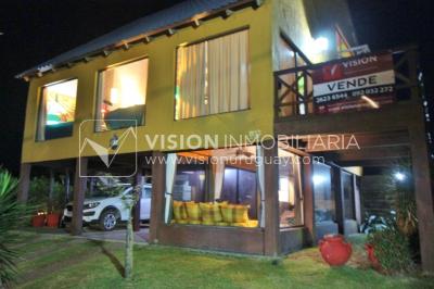 Espectacular Casa en Punta del Diablo a pasos del mar; piscina climatizada, barbacoa, chillout.