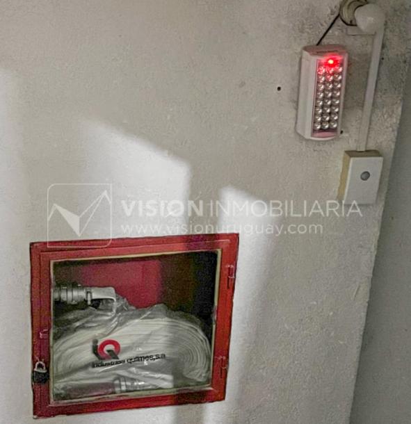 Apartamento con Renta en Venta al frente 2 Dormitorios 2 Baños, La Blanqueada, Av. 8 de Octubre, en Piso 3. Semiequipado. Amenities: 3 Parrilleros, gran Patio Juegos para Niños. Portería y Vigilancia-84