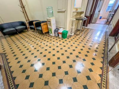 Oportunidad de Inversión: Venta de Mansión de 1905 de prestancia Señorial. Son 676 m2 en 2 plantas. Inmaculada, gran nivel. Amueblada. Ciudad Vieja. Terreno de 393 m2. Fachada de 10,5 mts. por calle Misiones. Protección Patrimonial grado 3 - U$ 507.1