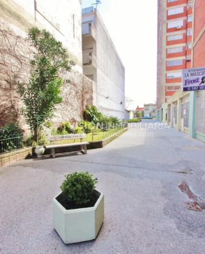 Apartamento con Renta al frente sobre Av. 8 de Octubre casi Propios, en 5to Piso, 3 dormitorios y 1 baño, impecable