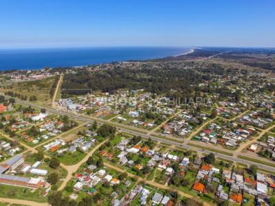 Venta conjunta de Dos Casas independientes en un gran terreno de 622 m2, una de 2 Dormitorios y 1 Baño, la otra de 1 Dormitorio y 1 Baño, Parrillero, Garaje. Barrio Español del balneario Atlántida, 8 cuadras al Norte de la Interbalnearia por Ruta 11.