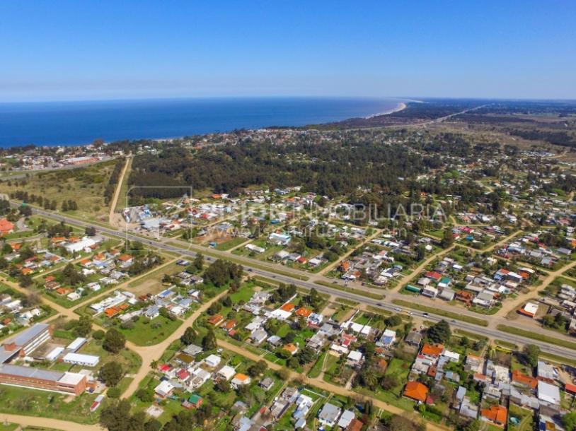 Venta conjunta de Dos Casas independientes en un gran terreno de 622 m2, una de 2 Dormitorios y 1 Baño, la otra de 1 Dormitorio y 1 Baño, Parrillero, Garaje. Barrio Español del balneario Atlántida, 8 cuadras al Norte de la Interbalnearia por Ruta 11.-68