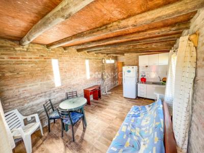 Venta conjunta de Dos Casas independientes en un gran terreno de 622 m2, una de 2 Dormitorios y 1 Baño, la otra de 1 Dormitorio y 1 Baño, Parrillero, Garaje. Barrio Español del balneario Atlántida, 8 cuadras al Norte de la Interbalnearia por Ruta 11.