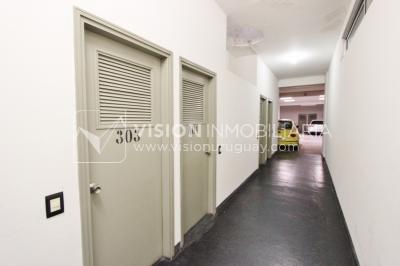 Apartamento en piso alto, 2 dorm. y servicio, muy amplios ambientes 118m2 con amenities y gran confort.