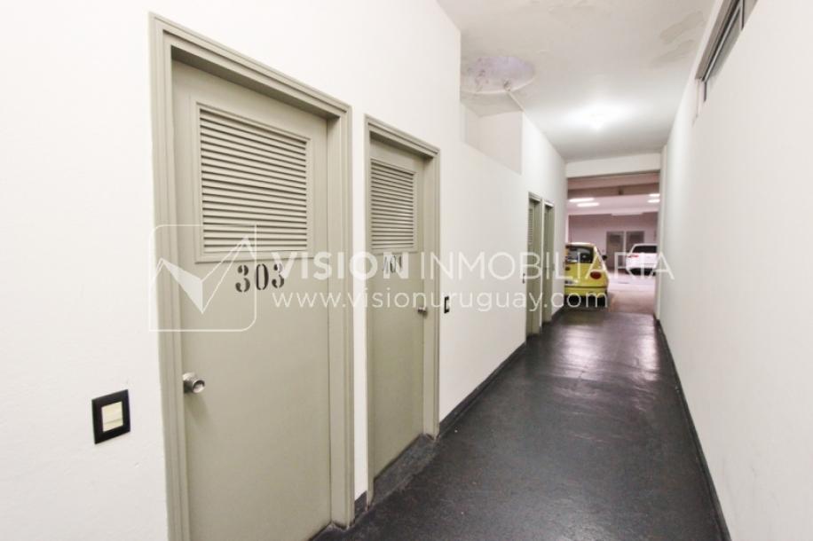 Apartamento en piso alto, 2 dorm. y servicio, muy amplios ambientes 118m2 con amenities y gran confort.-76