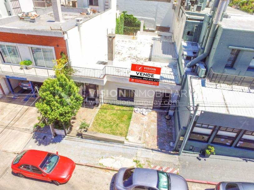 Padrón Único de 280 m2 en Punta Carretas a 50 mts. de Rambla. 132 m2 construidos. Ideal para proyectar su casa, edificio de 3 o 4 pisos, empresa, local gastronómico o restaurante, clínica, instituto u otro. Originalmente 2 dorm y 2 baños, garaje, pat-49