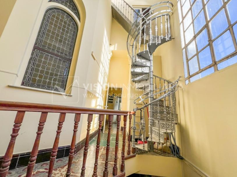 Oportunidad de Inversión: Venta de Mansión de 1905 de prestancia Señorial. Son 676 m2 en 2 plantas. Inmaculada, gran nivel. Amueblada. Ciudad Vieja. Terreno de 393 m2. Fachada de 10,5 mts. por calle Misiones. Protección Patrimonial grado 3 - U$ 507.1-55