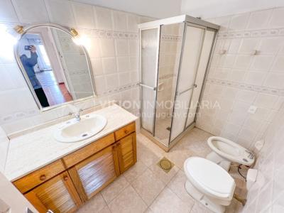 Casa en Venta de 3 Dormitorios, 2 Baños, Garaje, Jardín y Patio. 130 m2 construidos en Propiedad Horizontal -padrón de 290 m2-, en Malvín Sur a 50 mts. de Plaza Italia. U$ 220.000