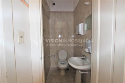 Padrón único de 641m2 en Pocitos con Casa de 13 ambientes, 302m2 construidos.