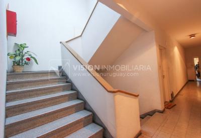 Apartamento en Pocitos, 2 dormitorios y 1 baño, Al Frente, 400 mts de Rambla, con Estufa a Leña y con Balcón - U$ 175.000