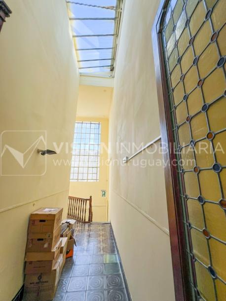 Oportunidad de Inversión: Venta de Mansión de 1905 de prestancia Señorial. Son 676 m2 en 2 plantas. Inmaculada, gran nivel. Amueblada. Ciudad Vieja. Terreno de 393 m2. Fachada de 10,5 mts. por calle Misiones. Protección Patrimonial grado 3 - U$ 507.1-50