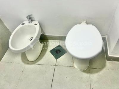 Apartamento Duplex en Venta ideal Renta. Al frente, 4 Dormitorios y 2 Baños, La Unión sobre Av. 8 de Octubre, Piso 1 por escalera, reciclado, impecable para entrar ya. 204 m2 totales 111 m2 interiores + 93 m2 Terrazas. Parrillero.