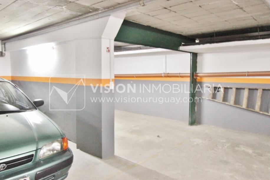 Excelente Apartamento en Pocitos, Pagola casi Rambla; 3 dormitorios y 2 baños, cocina definida. Con Garaje.-45