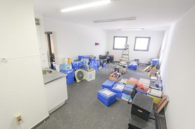 Alquiler de Oficina doble 5to Piso al Frente, 60m2 dos entradas dos baños, Pza Independencia esq Juncal Centro Ciudad Vieja