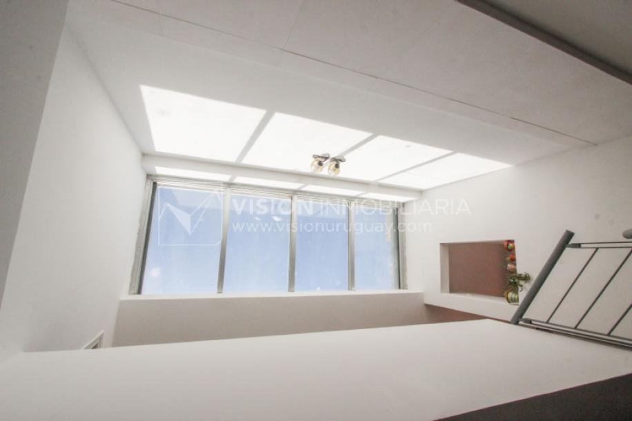 Casa inmaculada, reciclaje gran nivel, diseño y confort, Padrón Único, Punta Carretas; 3 dorm y 3 baños, barbacoa cerrada y terraza al frente, patio interior, 202 m2 construidos. A 20 mts. de Rambla, vista lateral al mar.-64