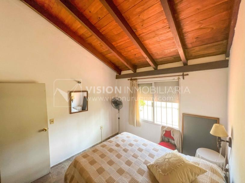Venta de Casa en Santa Lucia del Este: 2 Dorm. y Baño, más Apto. 1 Dorm. y Baño. Estufa a Leña, Parrillero, Jardín, Fondo, Cochera Porsche, Cerco. 554 m2 de Terreno, 125 m2 construidos. a 150 mts de la Rambla. Se vende Totalmente Amueblada y Equipada-29