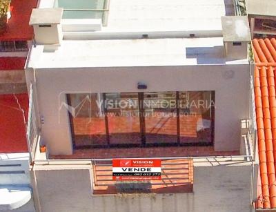 Casa inmaculada, reciclaje gran nivel, diseño y confort, Padrón Único, Punta Carretas; 3 dorm y 3 baños, barbacoa cerrada y terraza al frente, patio interior, 202 m2 construidos. A 20 mts. de Rambla, vista lateral al mar.