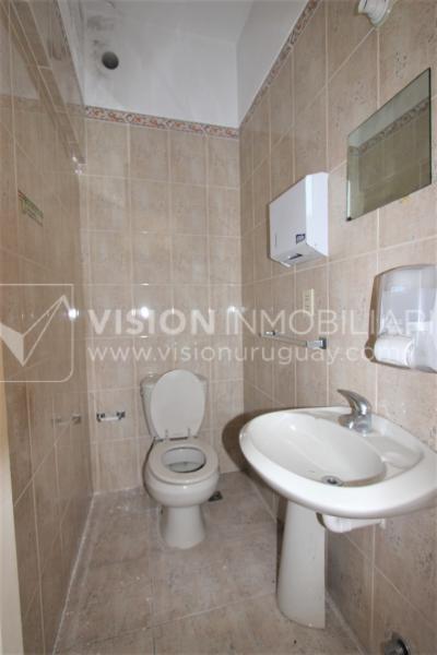 Padrón único de 641m2 en Pocitos con Casa de 13 ambientes, 302m2 construidos.