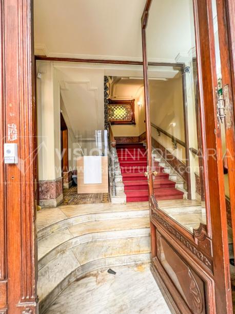 Oportunidad de Inversión: Venta de Mansión de 1905 de prestancia Señorial. Son 676 m2 en 2 plantas. Inmaculada, gran nivel. Amueblada. Ciudad Vieja. Terreno de 393 m2. Fachada de 10,5 mts. por calle Misiones. Protección Patrimonial grado 3 - U$ 507.1-11