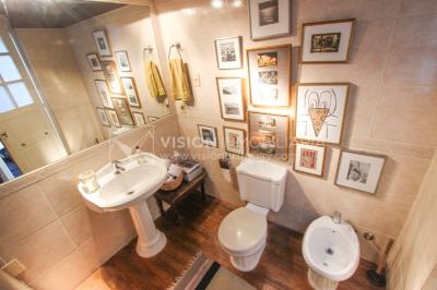 Casa de diseño, Padrón Único, Pocitos; 2 dorm en Suite, enorme salón doble altura, terreno 219 m2 con buen fondo y parrillero, 203 m2 construidos, Garaje.