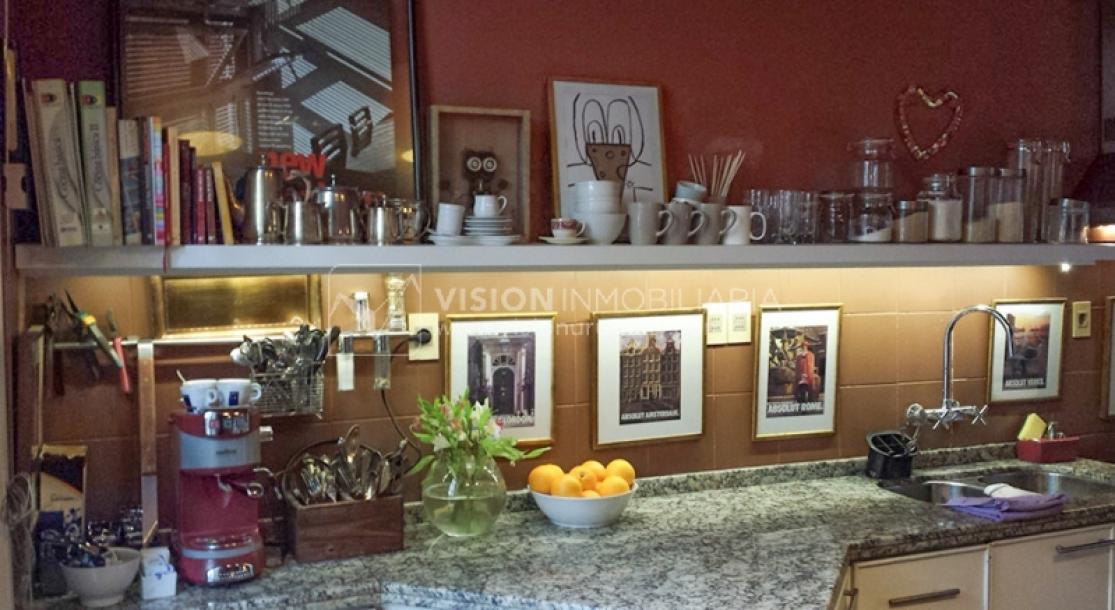 Casa de diseño, Padrón Único, Pocitos; 2 dorm en Suite, enorme salón doble altura, terreno 219 m2 con buen fondo y parrillero, 203 m2 construidos, Garaje.-13