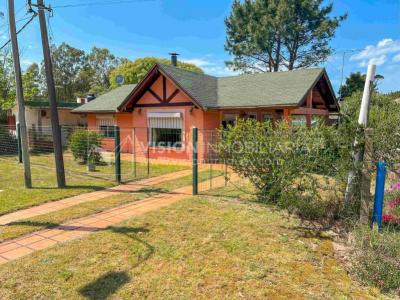 Venta de Casa en Santa Lucia del Este: 2 Dorm. y Baño, más Apto. 1 Dorm. y Baño. Estufa a Leña, Parrillero, Jardín, Fondo, Cochera Porsche, Cerco. 554 m2 de Terreno, 125 m2 construidos. a 150 mts de la Rambla. Se vende Totalmente Amueblada y Equipada