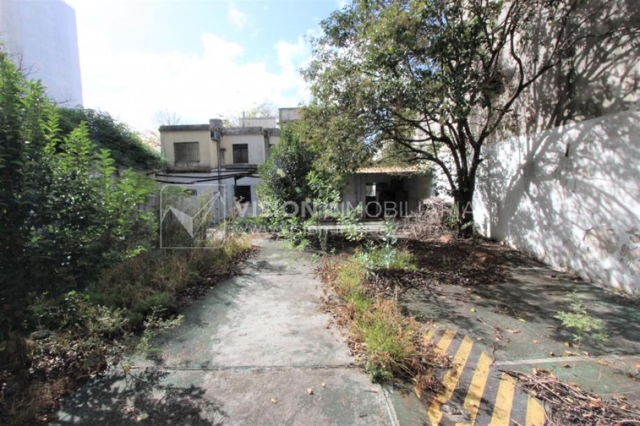 Padrón único de 641m2 en Pocitos con Casa de 13 ambientes, 302m2 construidos.-83