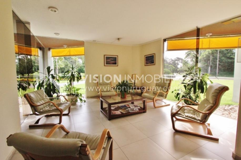 Apartamento en piso alto, 2 dorm. y servicio, muy amplios ambientes 118m2 con amenities y gran confort.-10