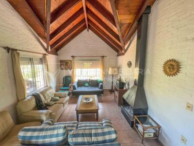 Venta de Casa en Santa Lucia del Este: 2 Dorm. y Baño, más Apto. 1 Dorm. y Baño. Estufa a Leña, Parrillero, Jardín, Fondo, Cochera Porsche, Cerco. 554 m2 de Terreno, 125 m2 construidos. a 150 mts de la Rambla. Se vende Totalmente Amueblada y Equipada