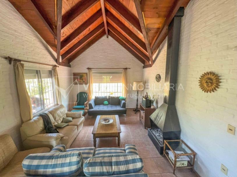 Venta de Casa en Santa Lucia del Este: 2 Dorm. y Baño, más Apto. 1 Dorm. y Baño. Estufa a Leña, Parrillero, Jardín, Fondo, Cochera Porsche, Cerco. 554 m2 de Terreno, 125 m2 construidos. a 150 mts de la Rambla. Se vende Totalmente Amueblada y Equipada-18