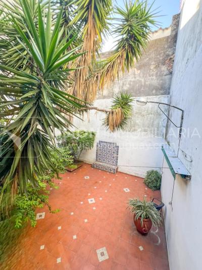 Oportunidad de Inversión: Venta de Mansión de 1905 de prestancia Señorial. Son 676 m2 en 2 plantas. Inmaculada, gran nivel. Amueblada. Ciudad Vieja. Terreno de 393 m2. Fachada de 10,5 mts. por calle Misiones. Protección Patrimonial grado 3 - U$ 507.1