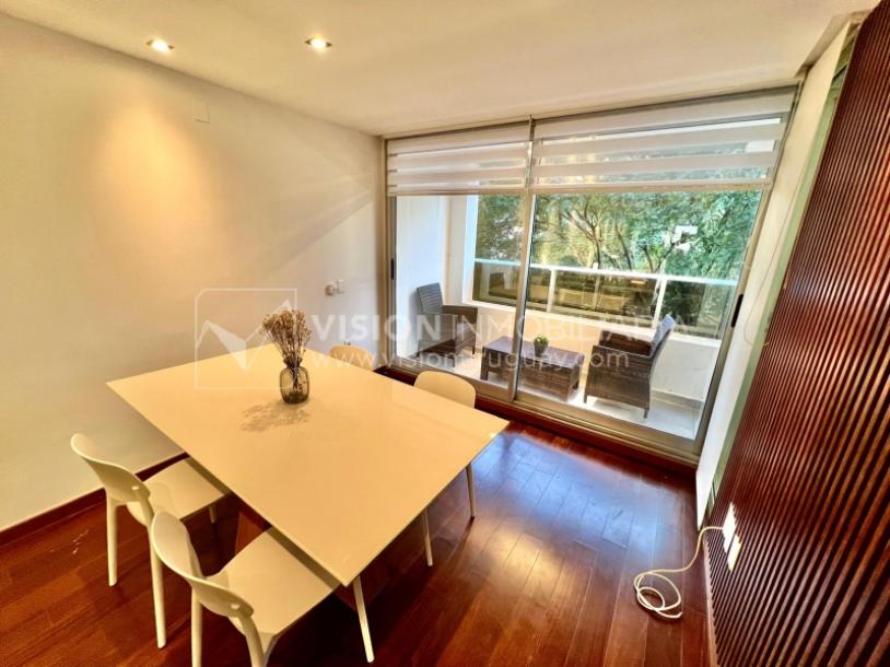 Apartamento en Venta en Pocitos / Punta Carretas.  Bajó de Precio!!  2 Dormitorios, uno en Suite con Vestidor.  2 Baños, Balcón, terminaciones Premium.  Se vende Amueblado. Tiene cómodo Garaje para 1 auto.  Piso 4 al frente.  Amenities: Barbacoa y Gy-3