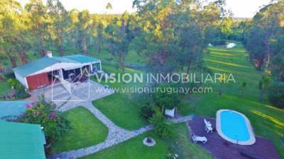 Chacra de 15 hás con el confort de hermosa casa reciclada, barbacoa y piscina climatizada.