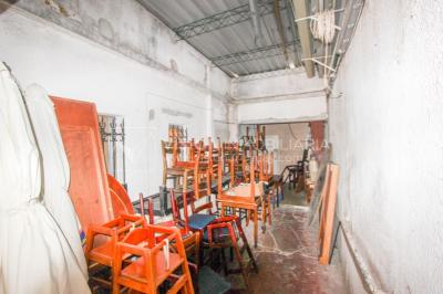 Padrón Único de 280 m2 en Punta Carretas a 50 mts. de Rambla. 132 m2 construidos. Ideal para proyectar su casa, edificio de 3 o 4 pisos, empresa, local gastronómico o restaurante, clínica, instituto u otro. Originalmente 2 dorm y 2 baños, garaje, pat